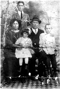 adamo catena e cafarelli antonino con i figli carmelo, michelangelo, e la nipote maria catena adamo, foto degli anni venti